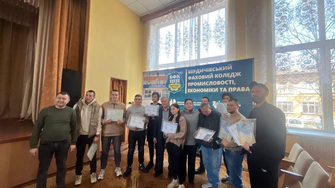 14 березня 2025 року в актовій залі БФКПЕП відбулася урочиста церемонія вручення дипломів випускникам спеціальностей 133 «Галузеве машинобудування» та 081 «Право»